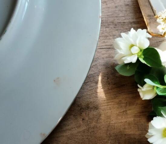Vintage Chinese porcelain plate - Floral decoration and traditional patterns