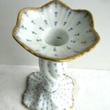 Bougeoir en porcelaine de Limoges forme fleur décorée d'un semis de fleurettes