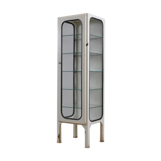 Medicine showcase with five glass shelves, 1975