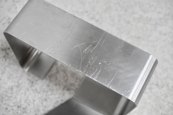 Table basse piètement acier ''cinétique'' et dalle de verre. Circa 1970.