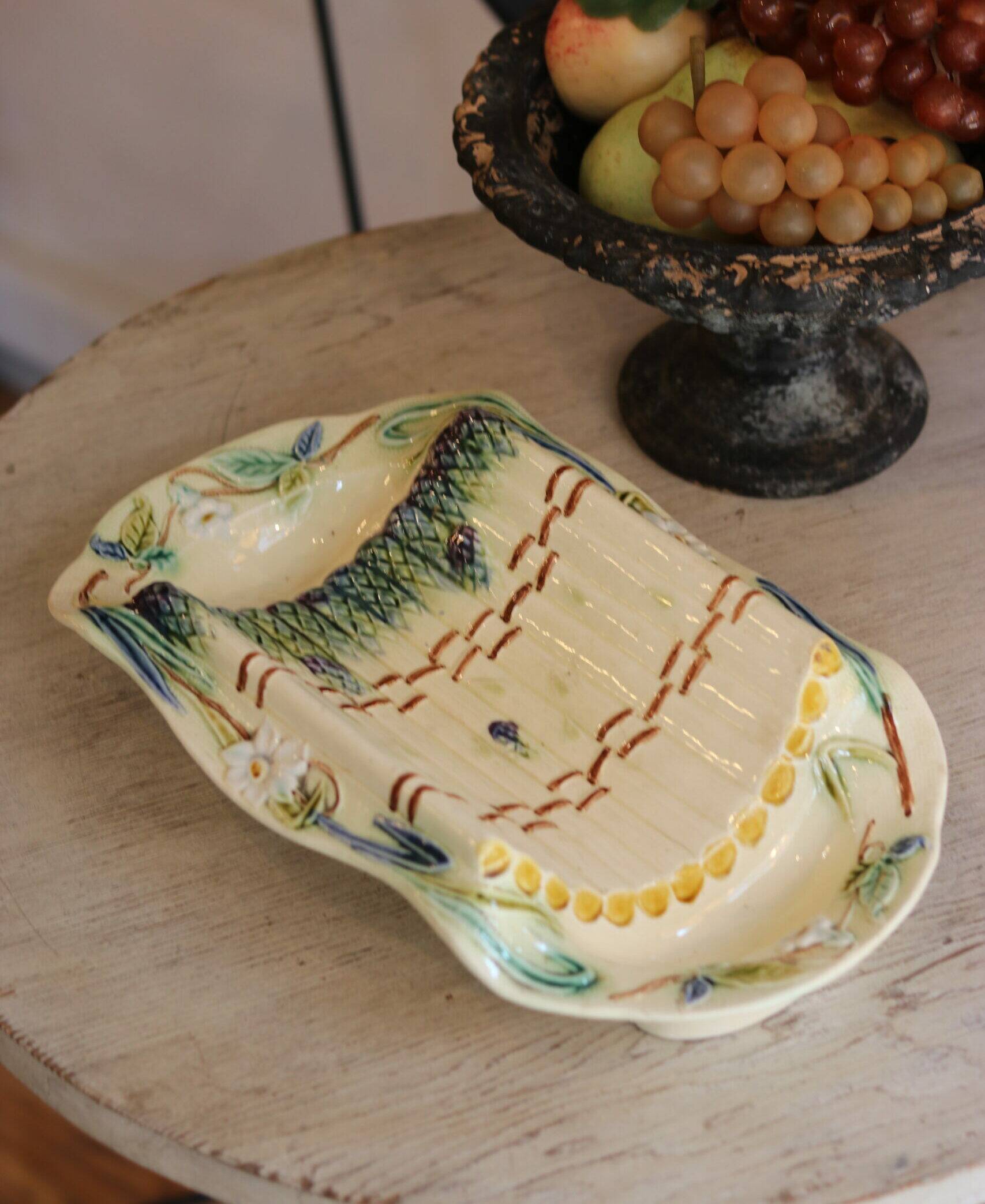 Plat à asperges en faïence barbotine, fin XIXe – début XXe