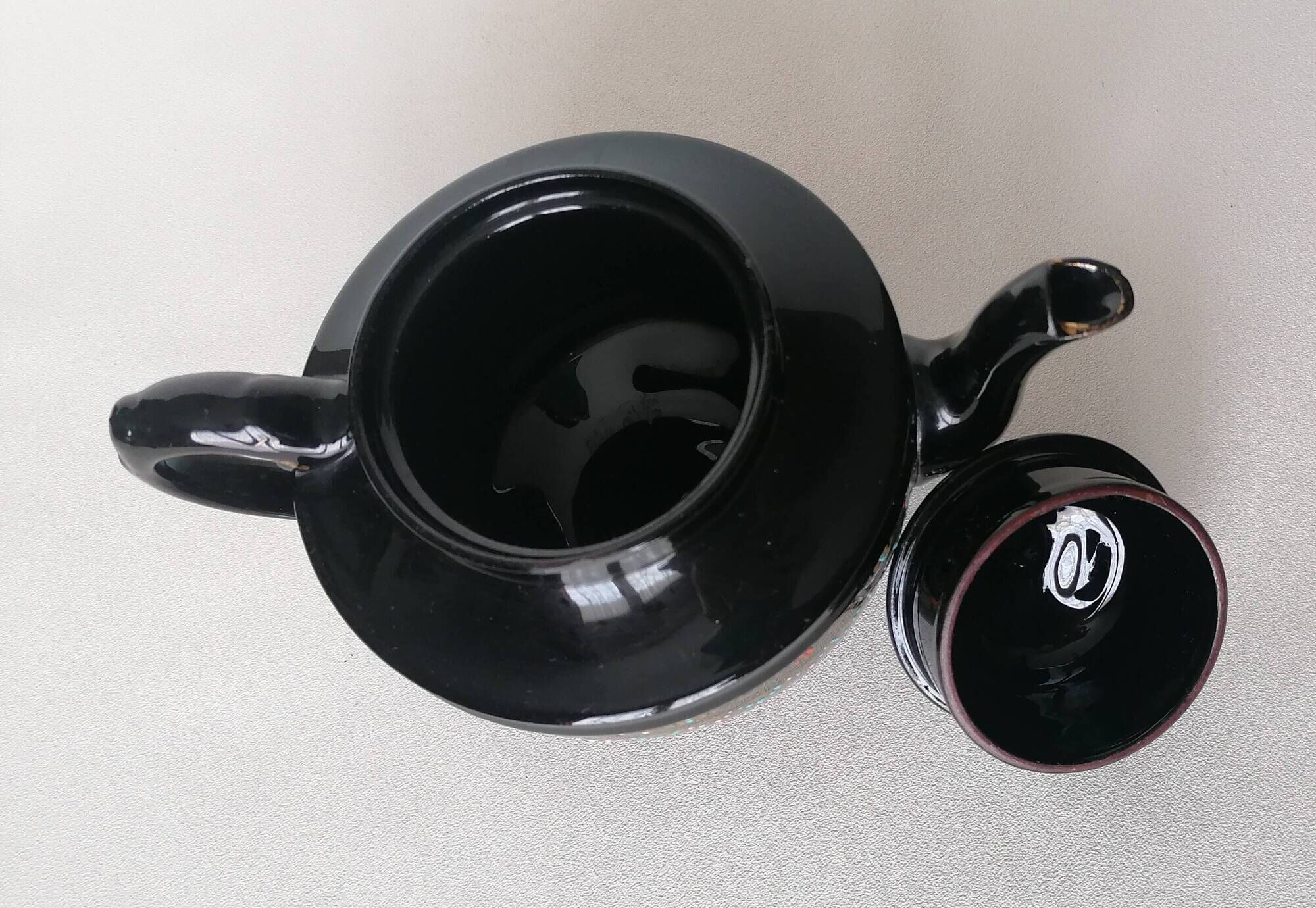Victoria numbered enamelled earthenware teapot