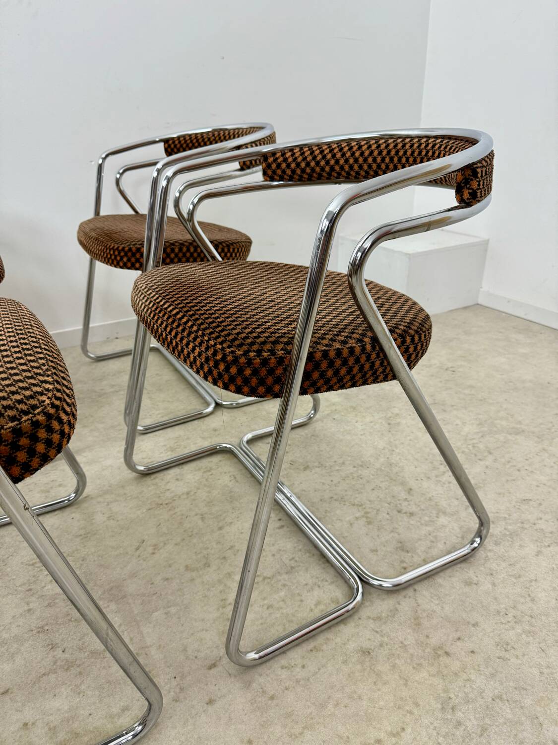 Set of 4 chrome tubular chairs Italian design from the 70s vintage fabric and metal