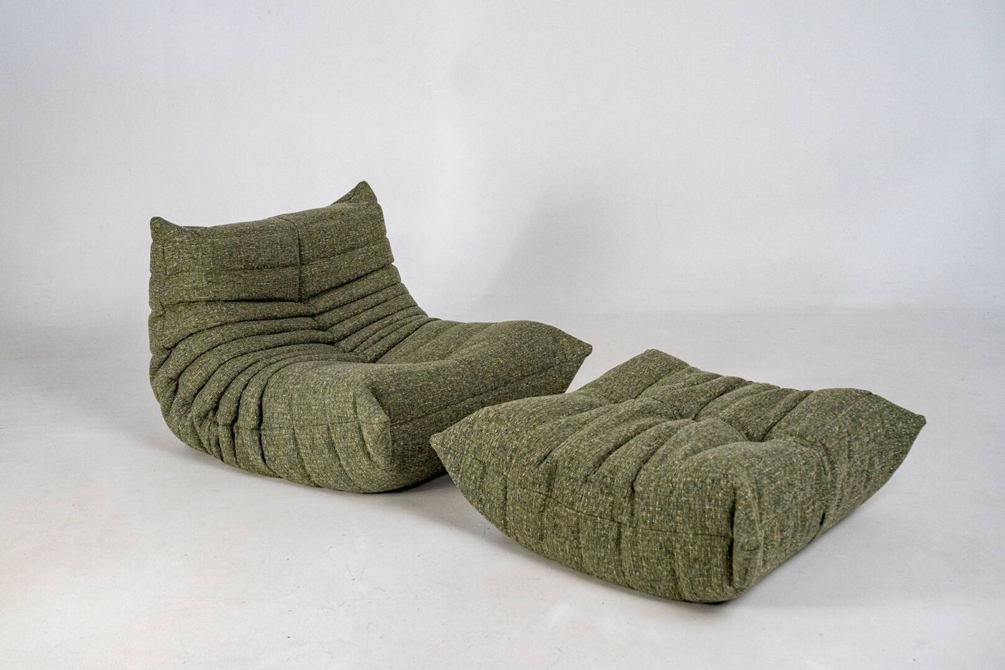 Fauteuil et pouf Togo en tweed émeraude