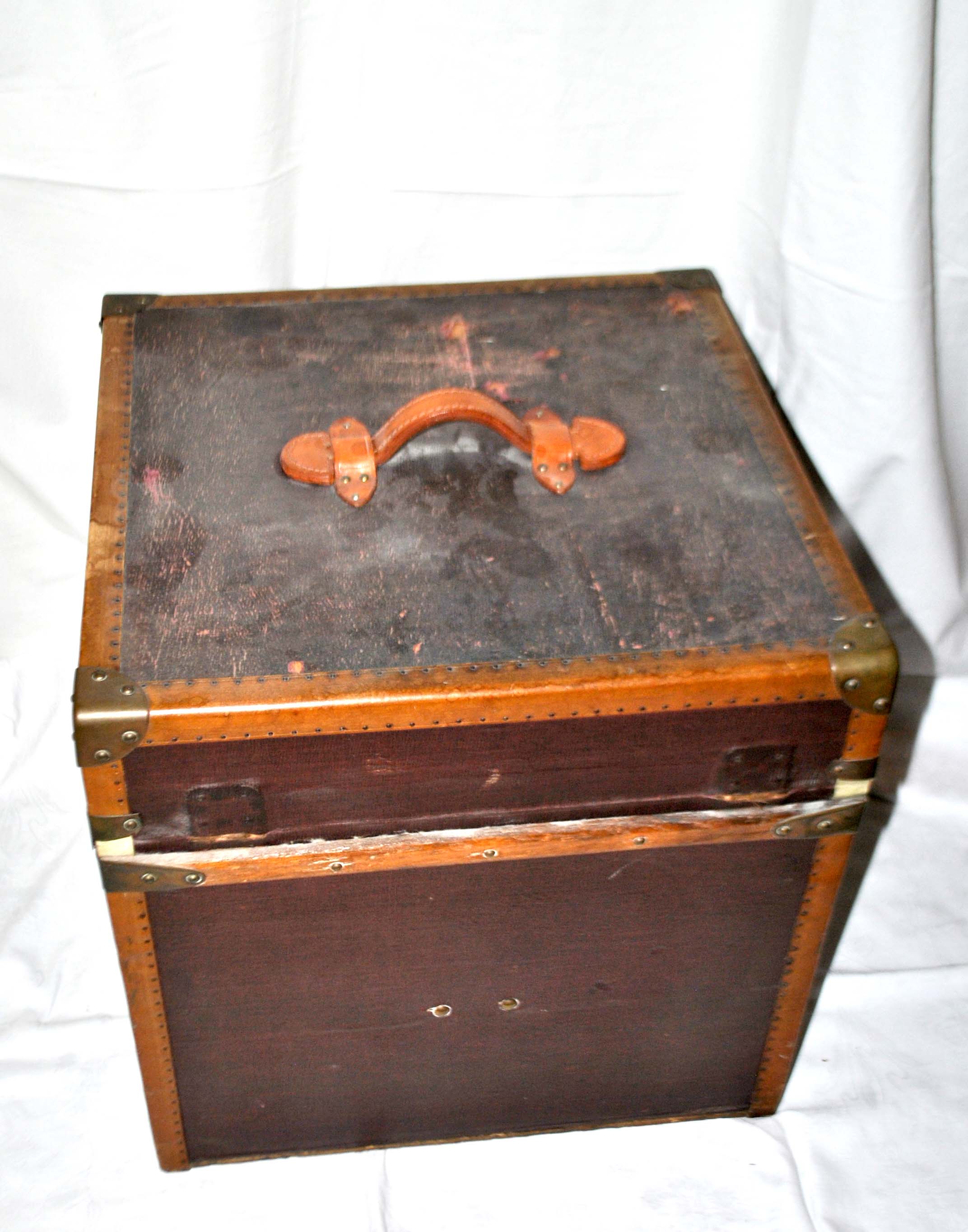 Old square trunk in wood, brass and leather - Travel chest 1920 45cm