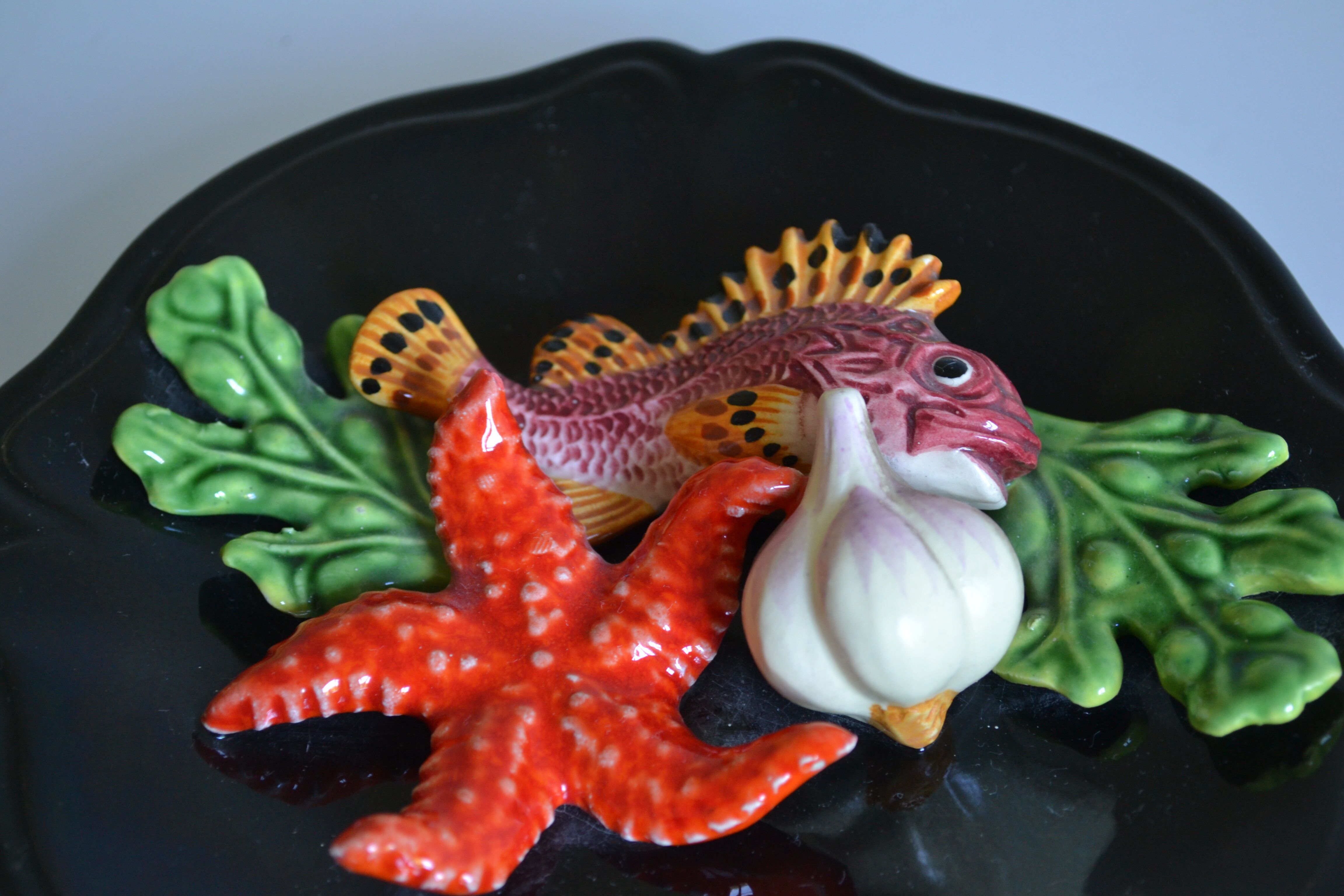Assiette Vallauris 60's barbotine poisson