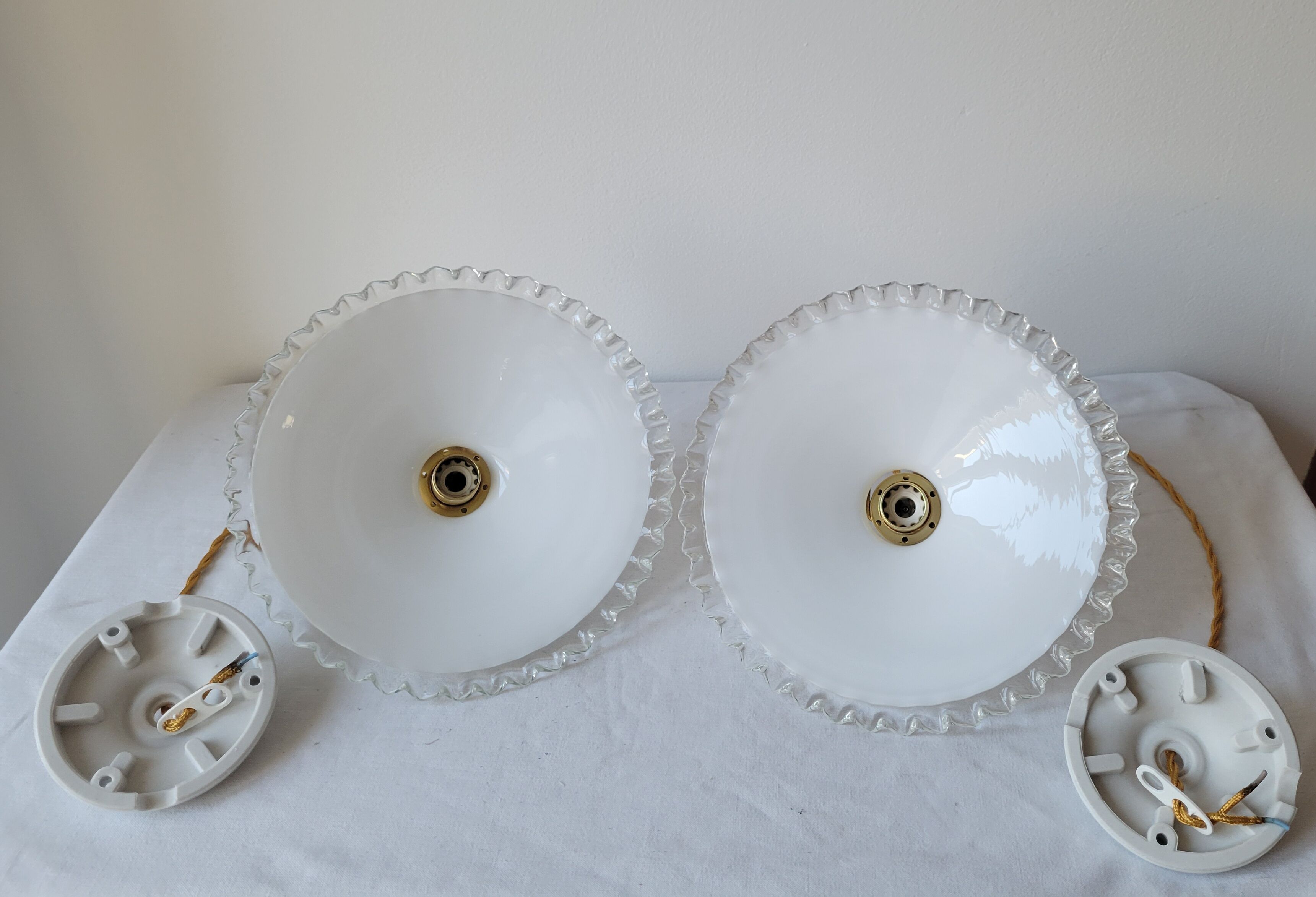 Pair of serrated opaline suspensions