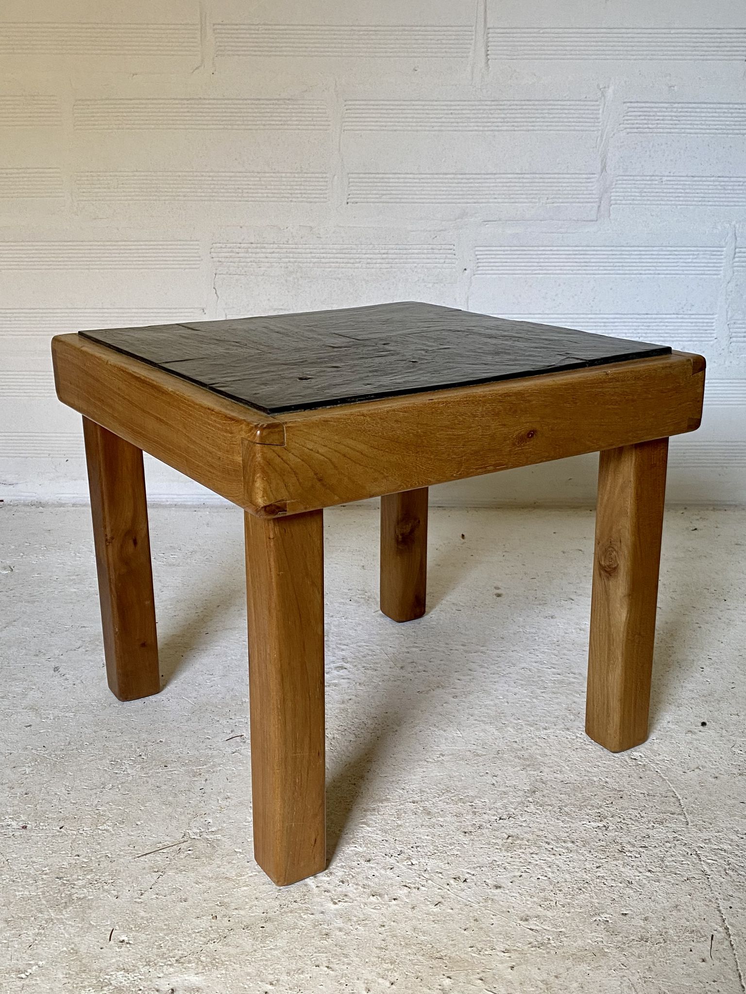 Table basse en orme et ardoise par Maison Regain 1970