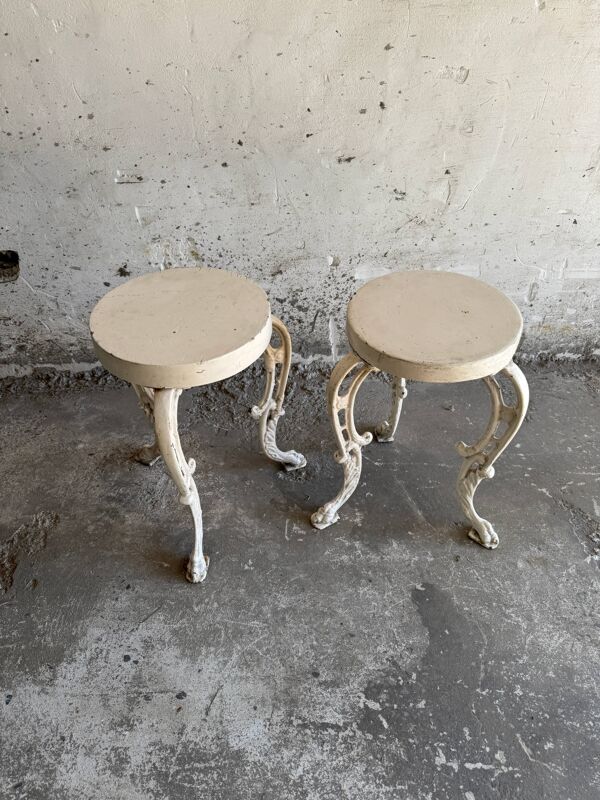 Paire de tables d'appoint en fonte blanc crème avec plateaux en bois — style néoclassique shabby chic