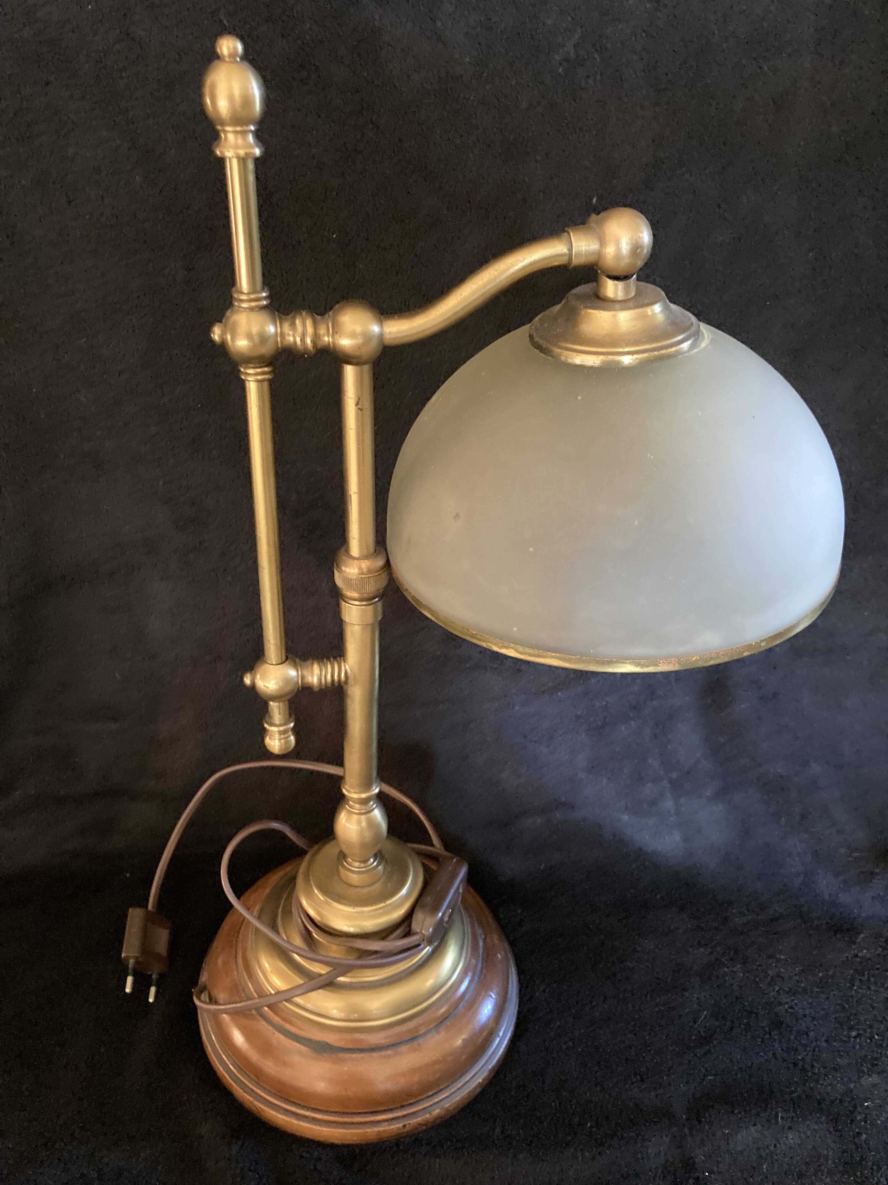 antique desk lamp – the perfect vintage touch!