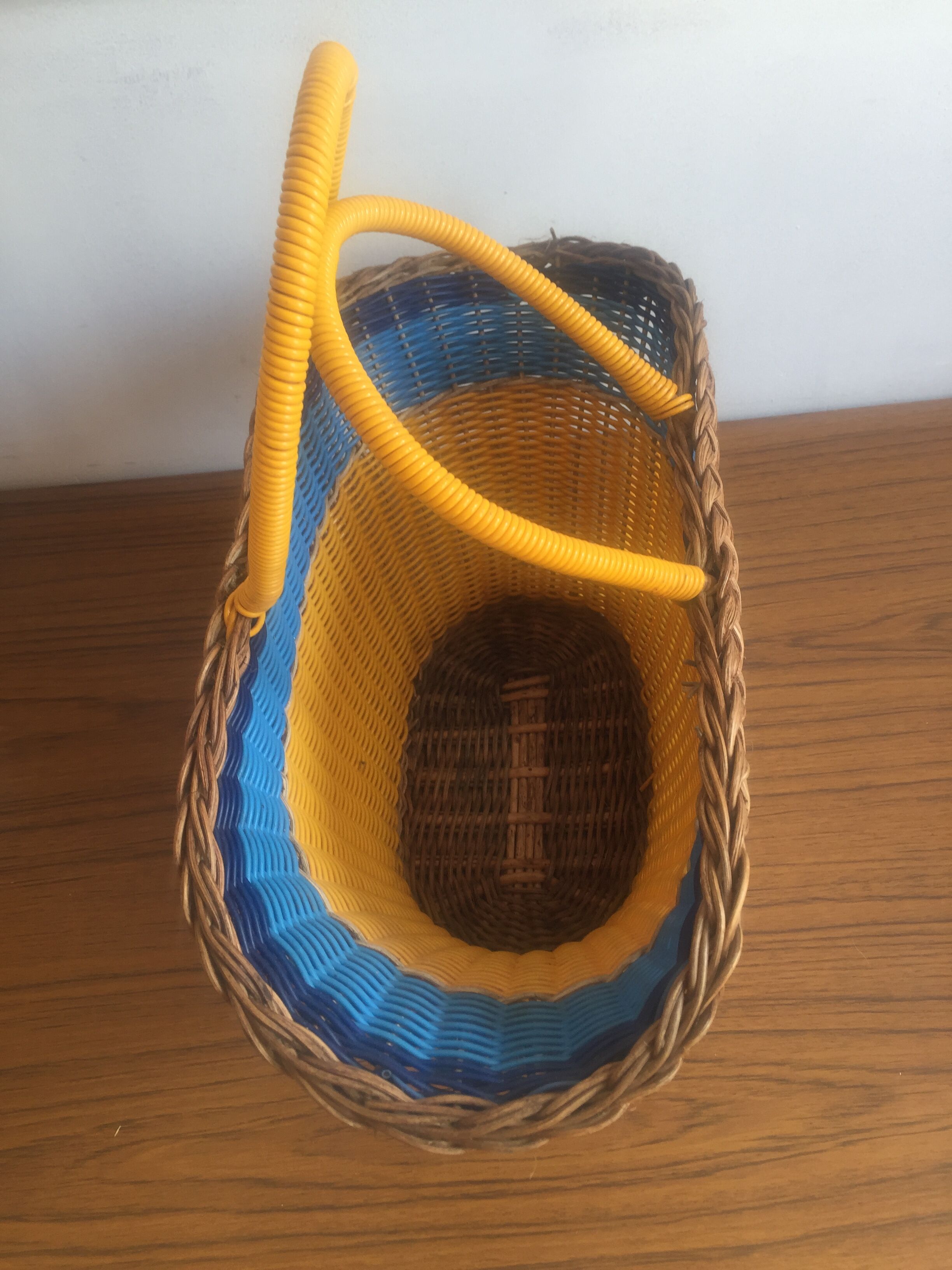 Rattan and scoubidou basket