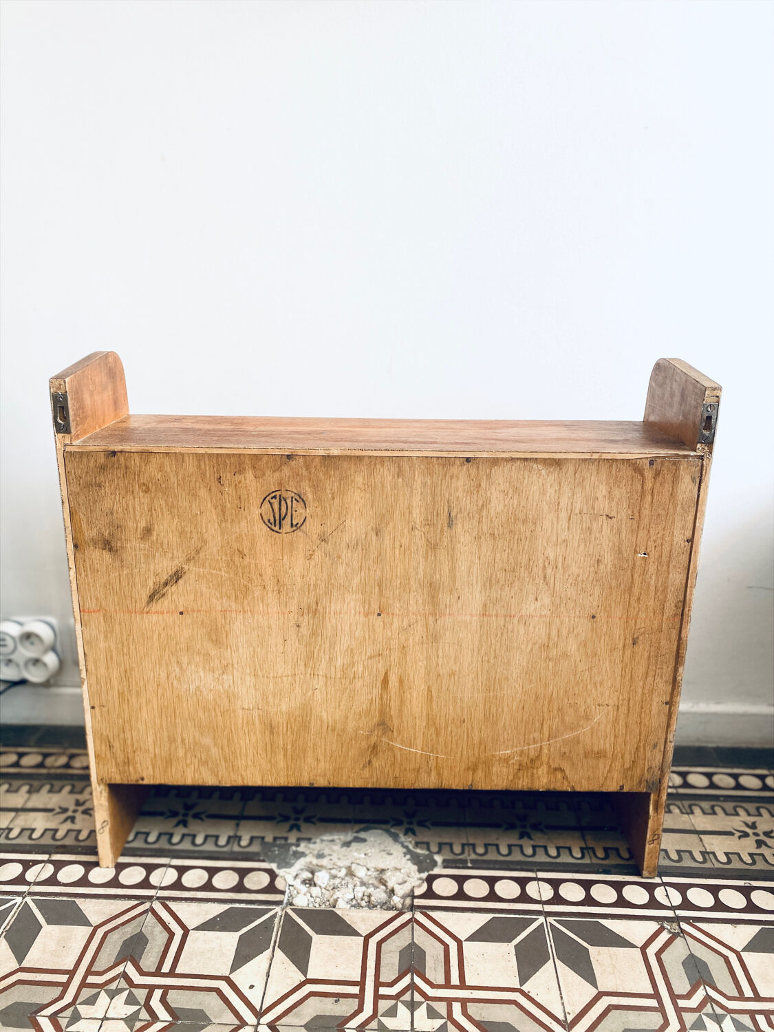 Small secretary desk to hang.