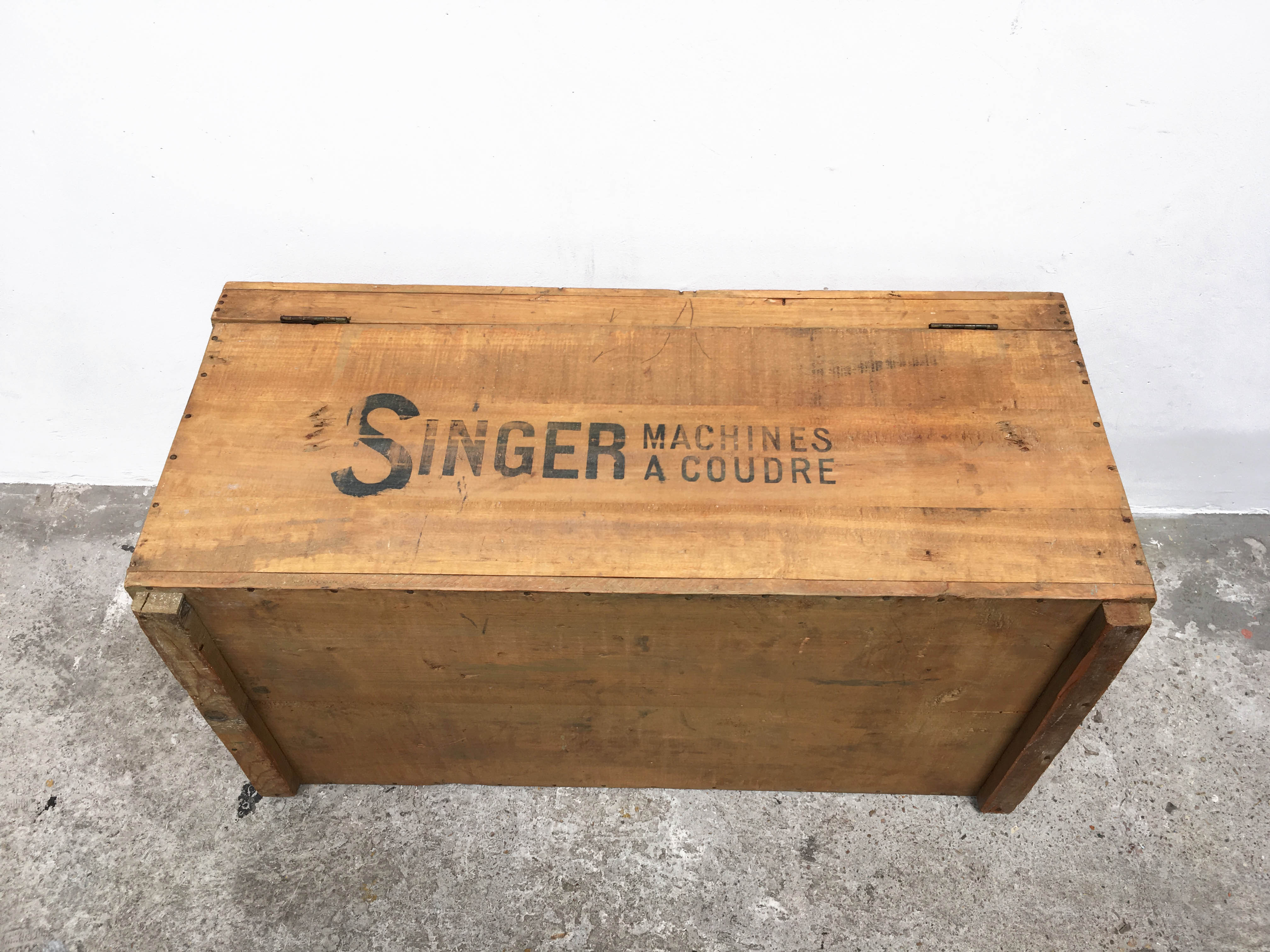 Wooden chest Singer