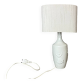 Lampe de table en céramique blanche avec demi-abat-jour