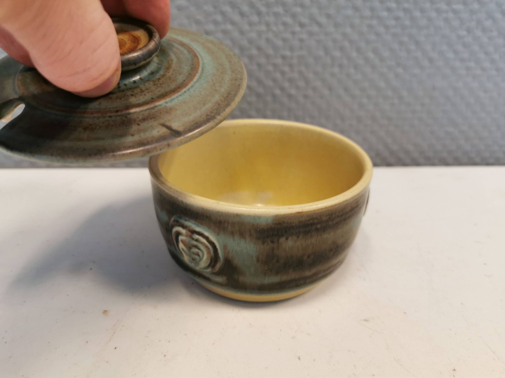 Lovely small ceramic sugar/jam jar, designed by Danish Jette Hellerøe 1970s.