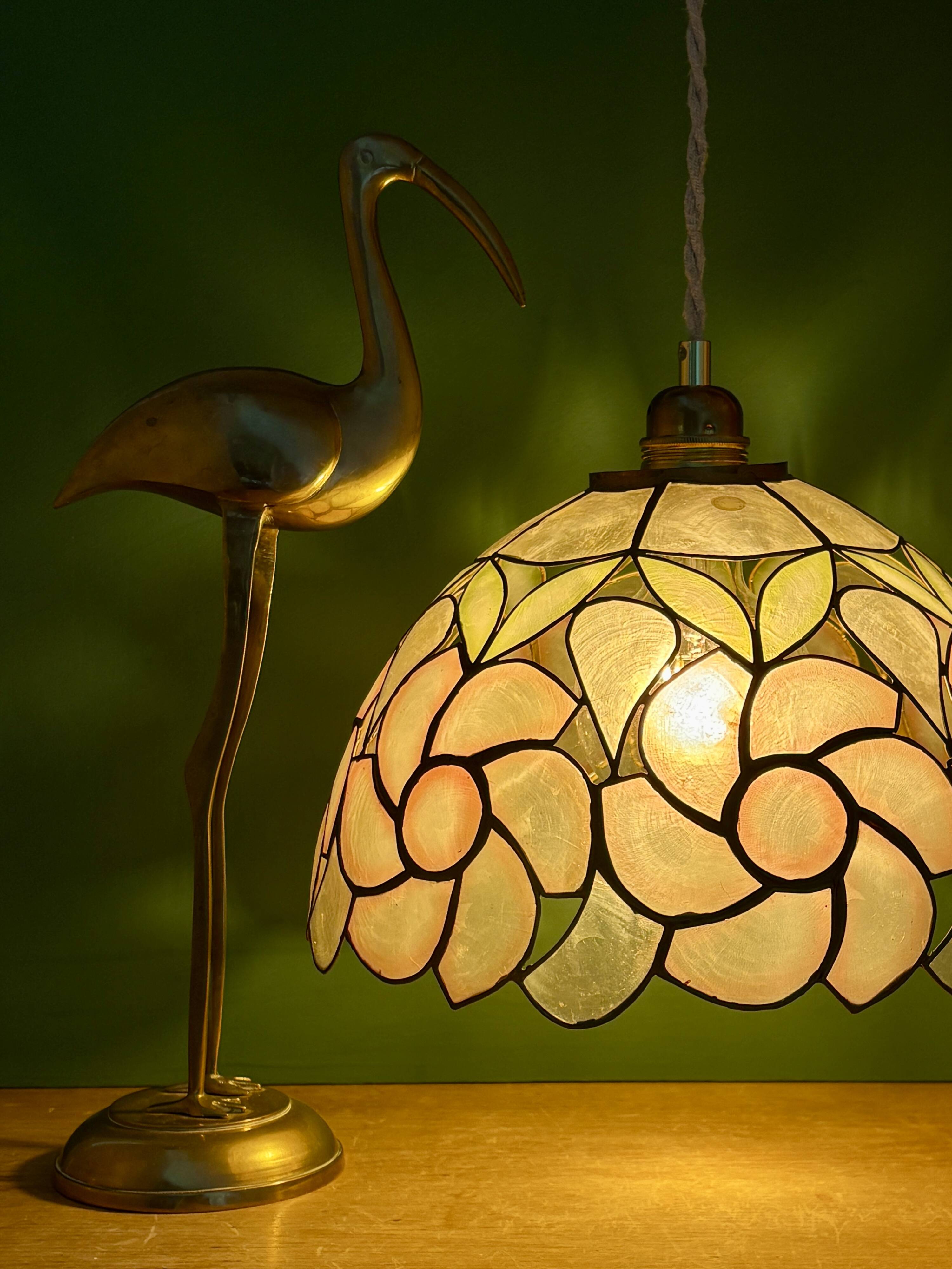 Suspension antique lampshade in pink mother-of-pearl