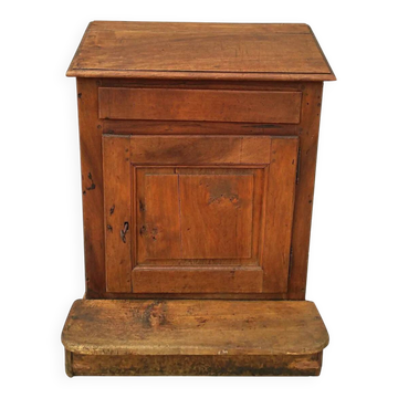 Walnut desk from the early 19th century.