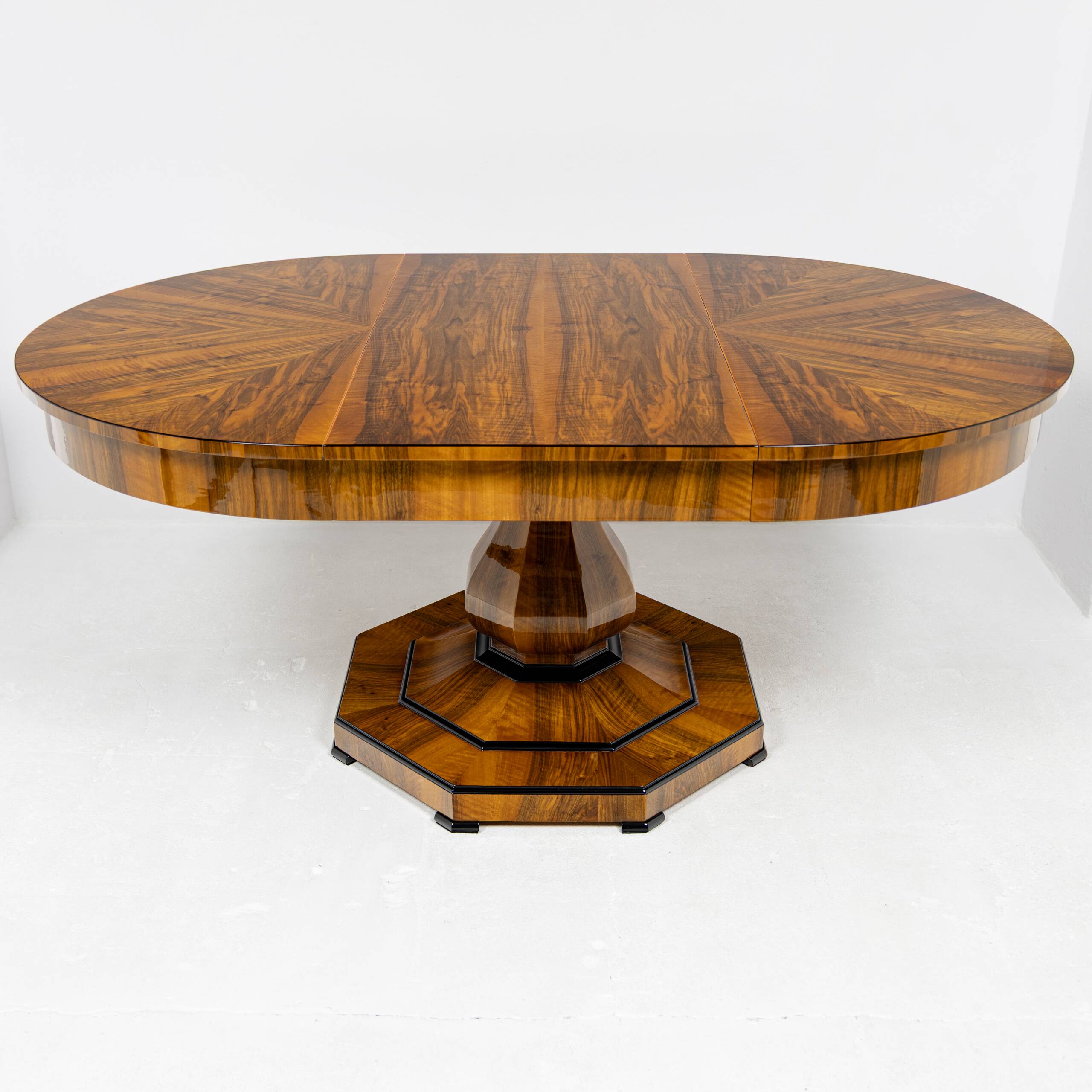 Extendable Biedermeier walnut round table - 1920-1939