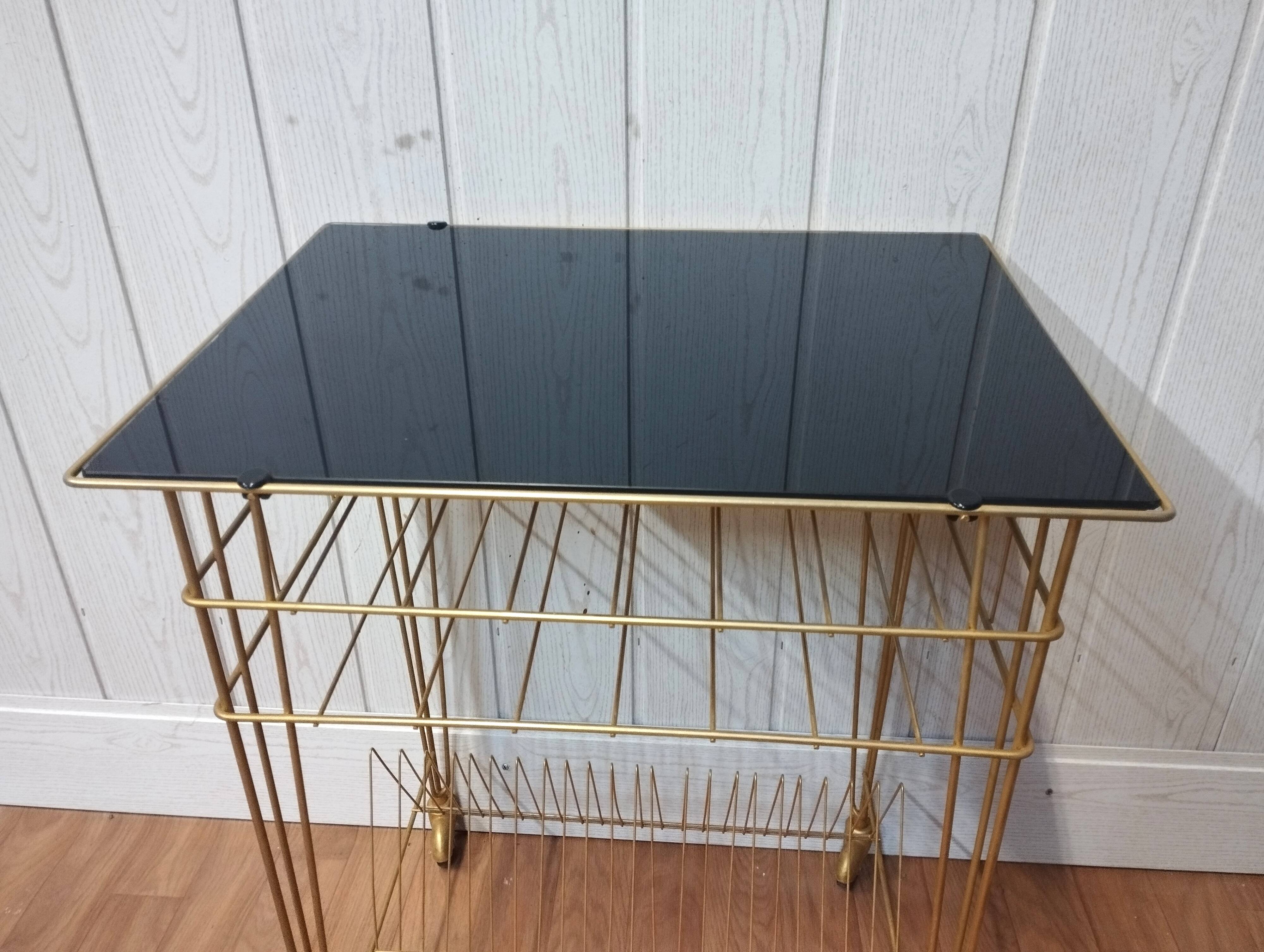 Table vinyl holder and turntable vintage record