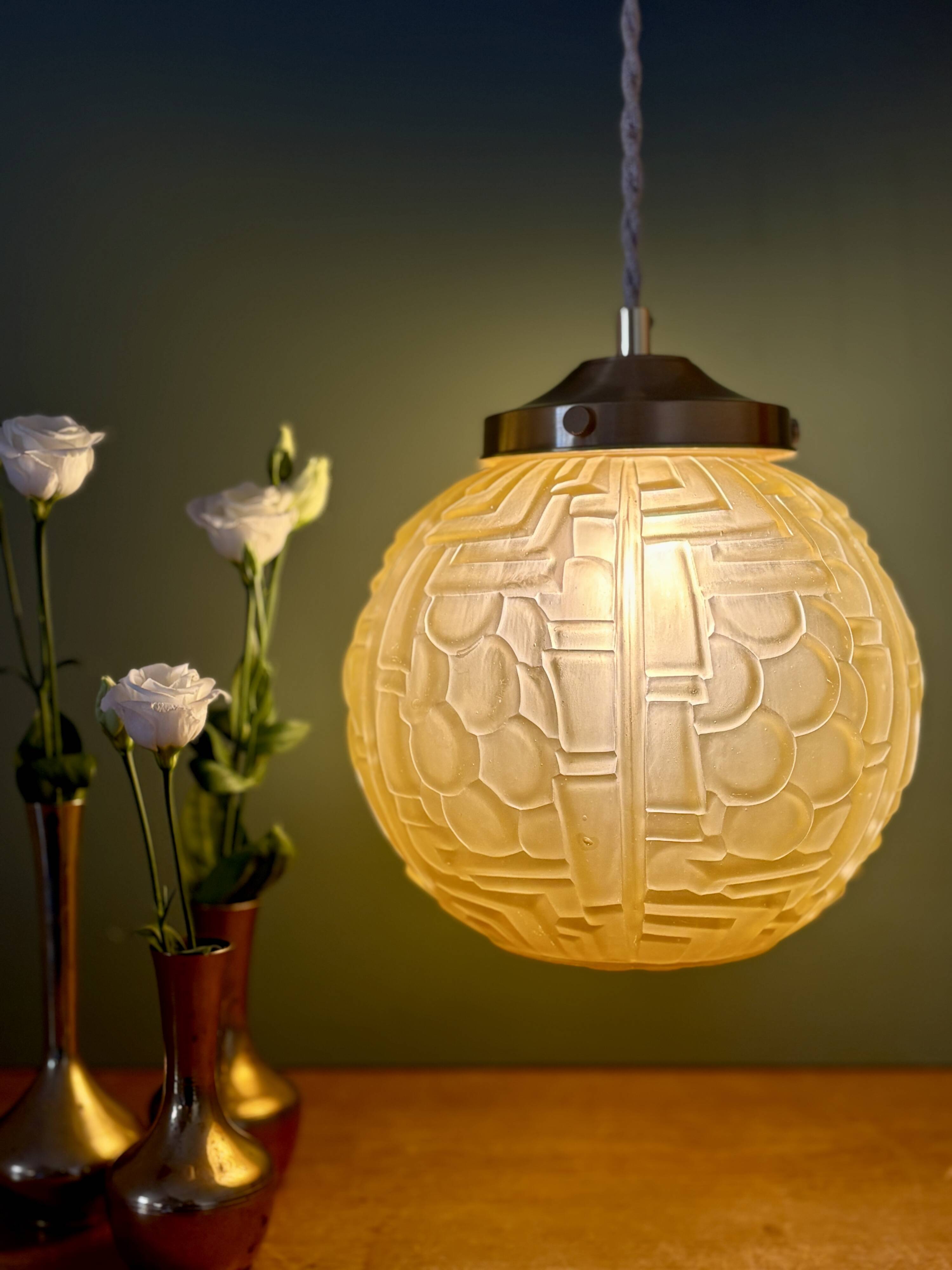 Suspension globe vintage art déco en verre dépoli jaune