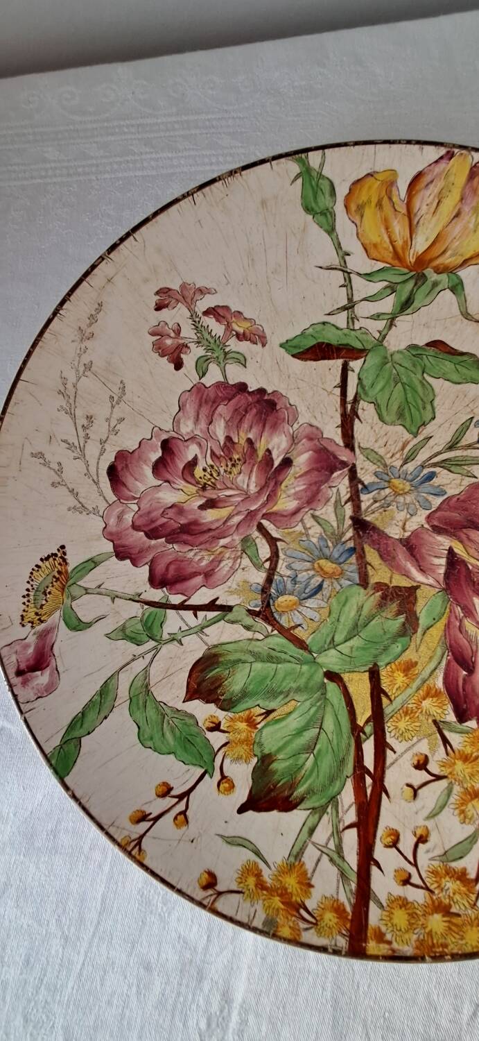 Plat Terre de fer Longchamp. Fin 19ème. Décor de fleurs
