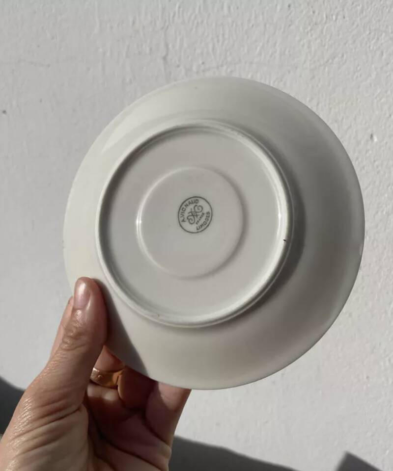 8 tasses en porcelaine fine blanche de Limoges Art déco