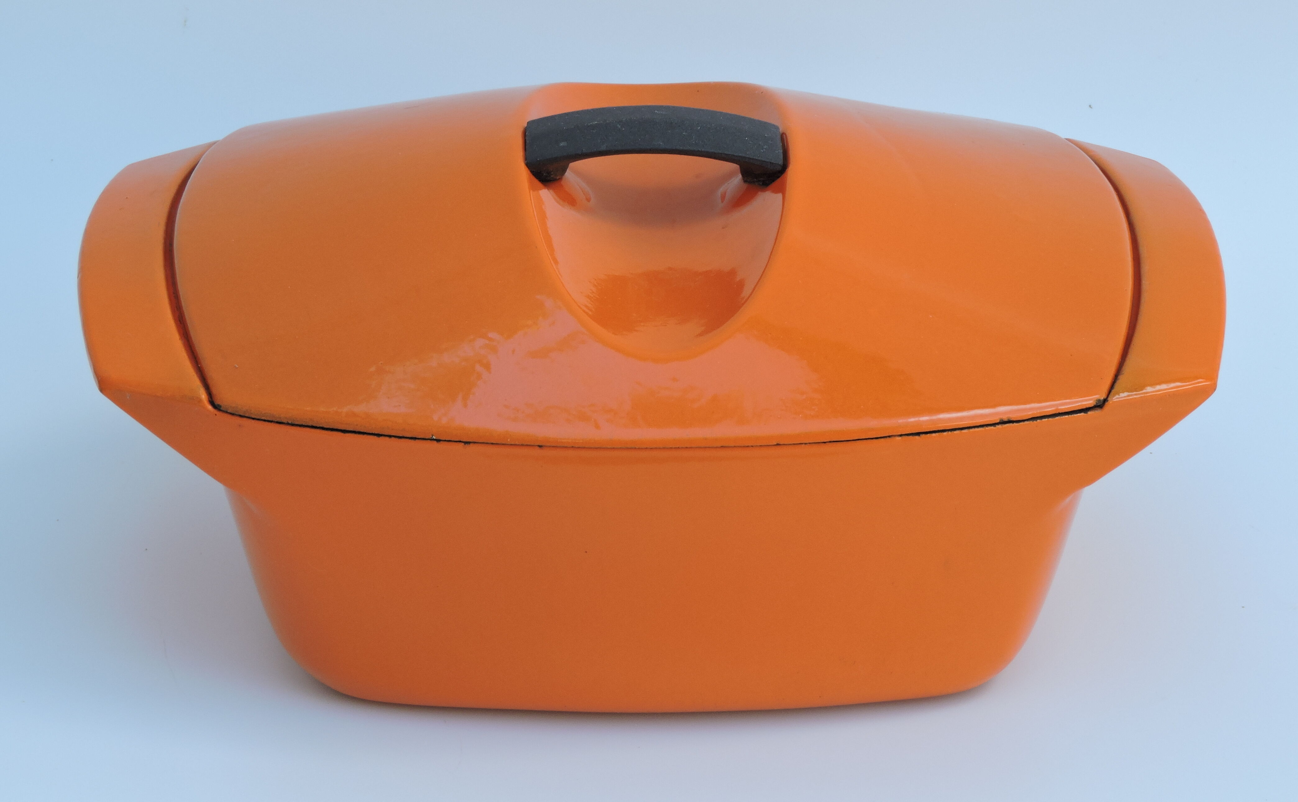 Enamelled cast iron casserole Le Creuset 4L5 designed by Raymond Loewy Vintage