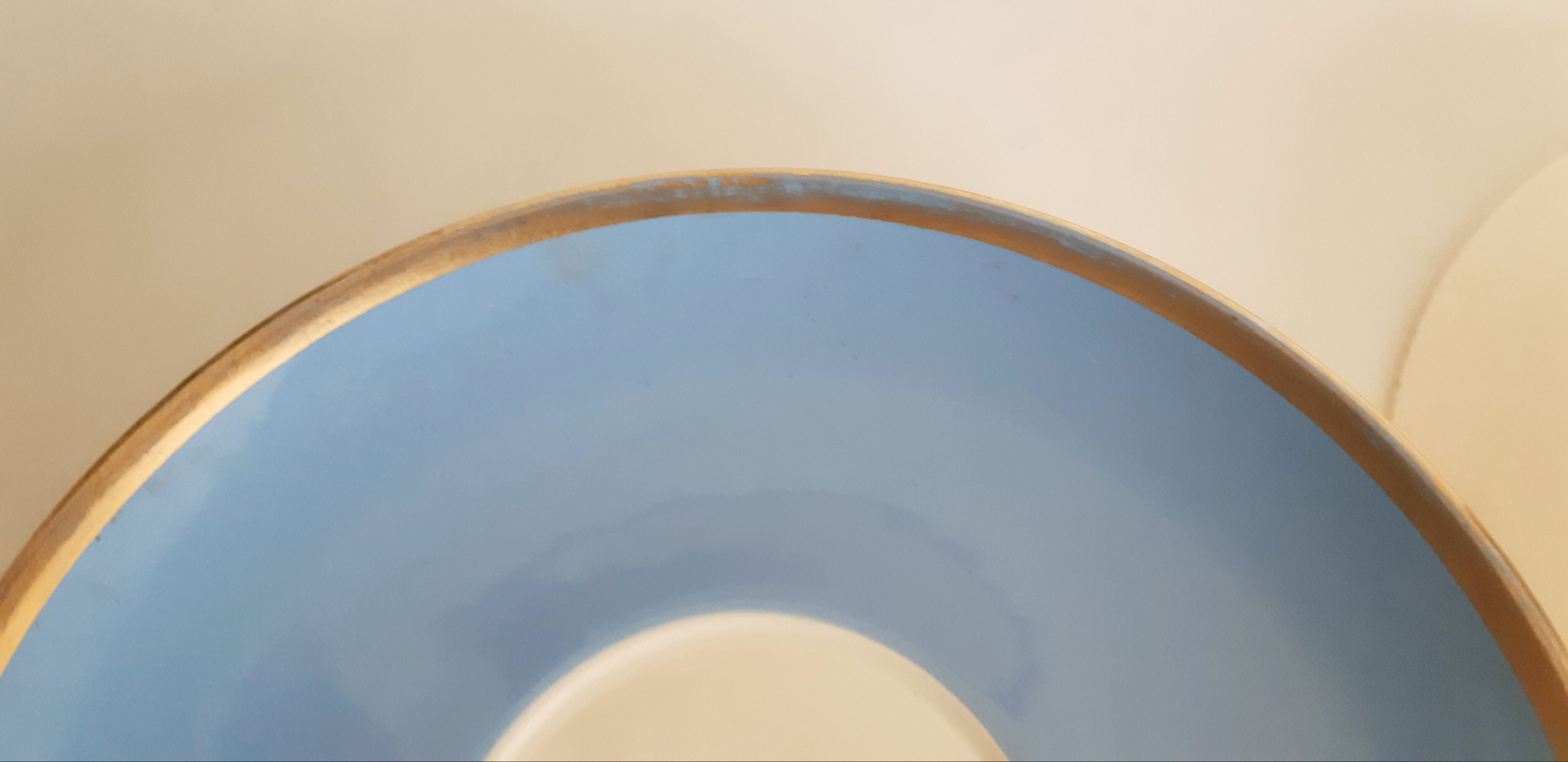 Under blue cups Villeroy and Boch