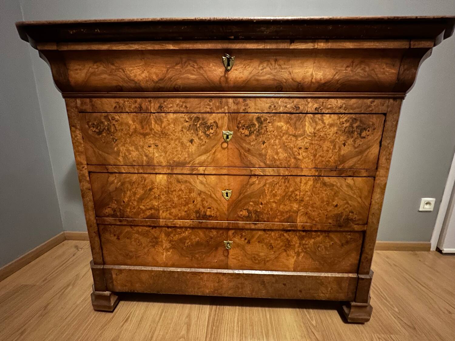 Chest of drawers in solid walnut