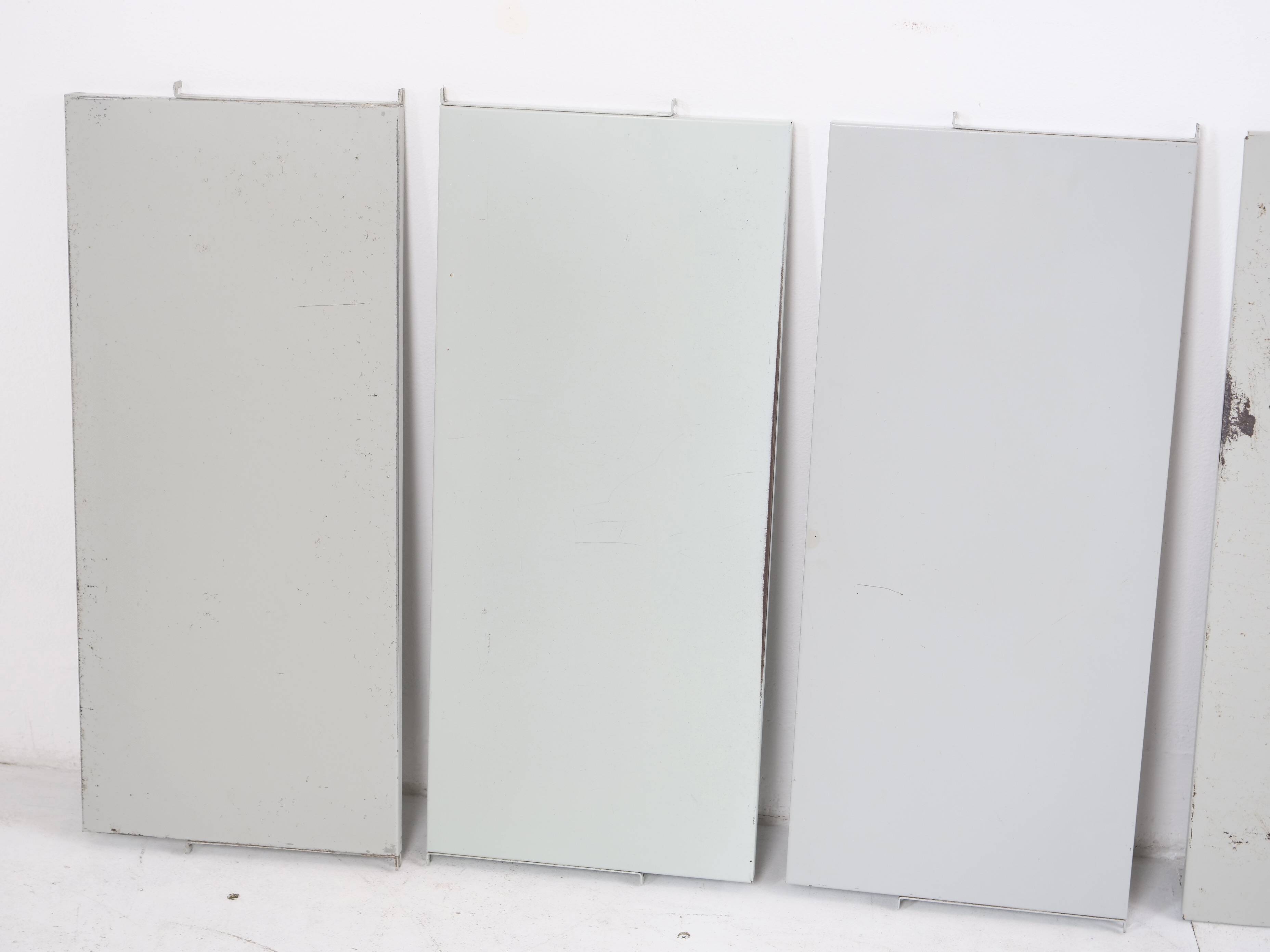 Tomado floor shelf in shades of gray