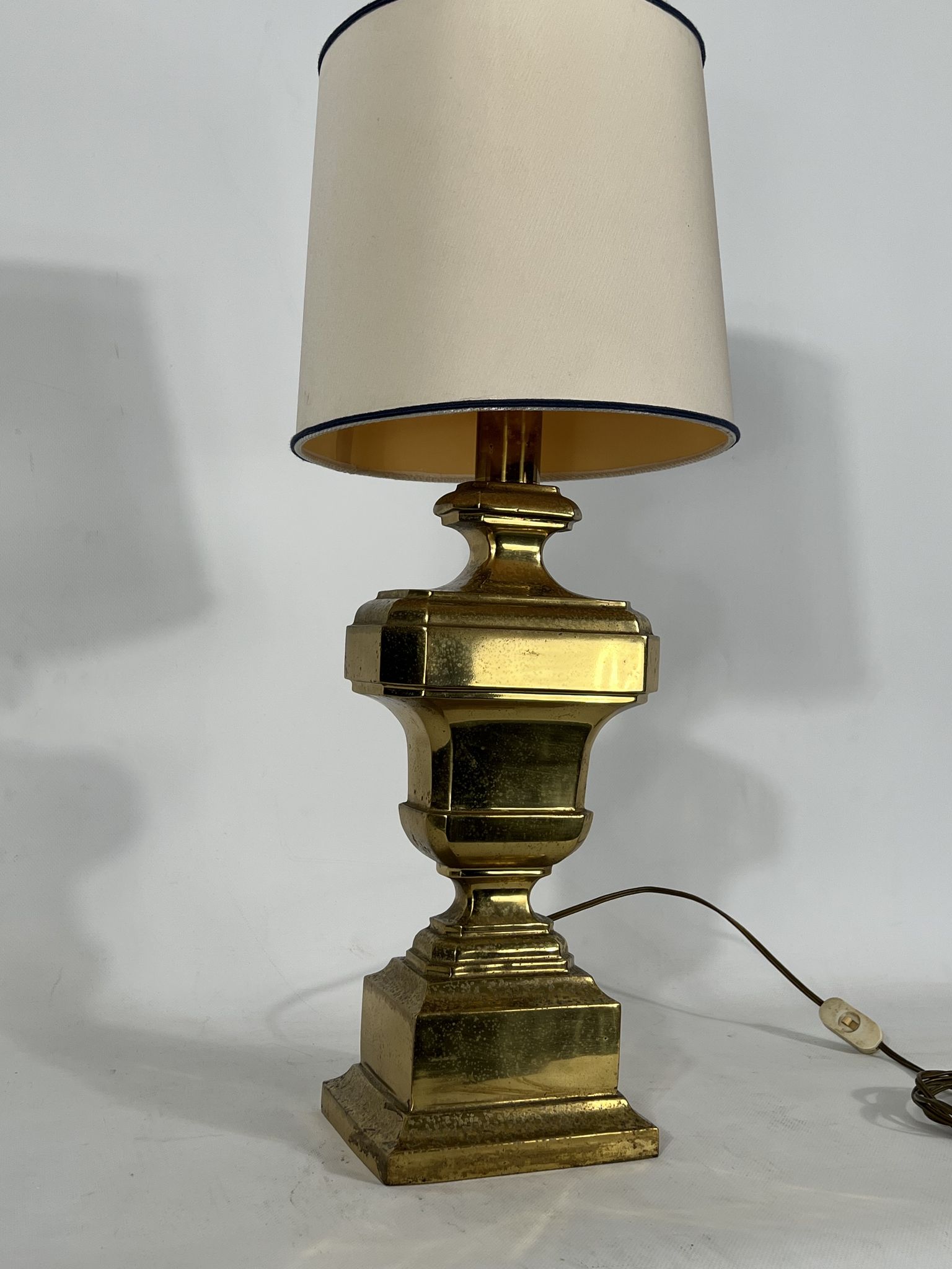 Lampe de table italienne en laiton massif des années 50