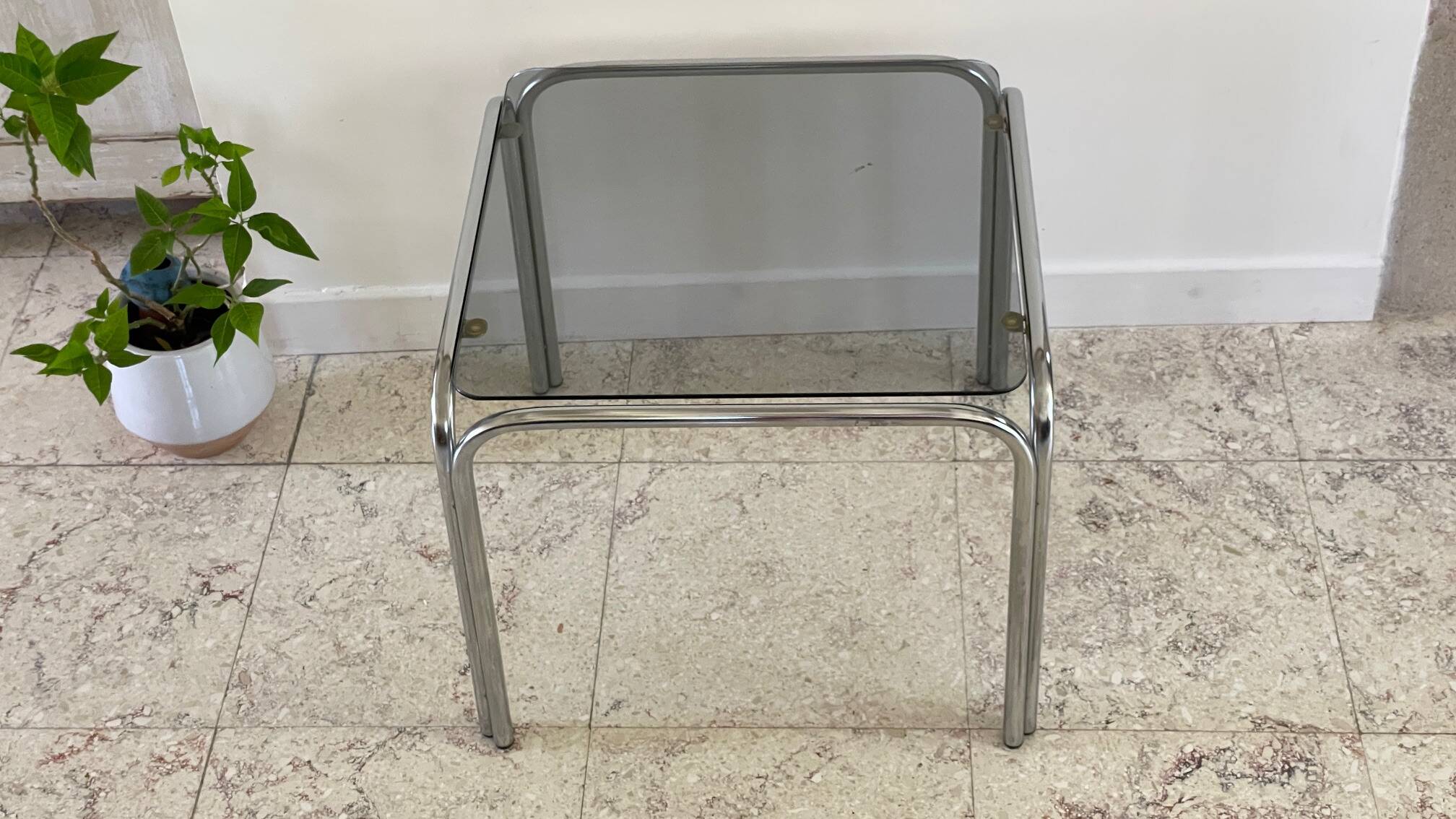 Table basse annees 70 verre et acier chromé
