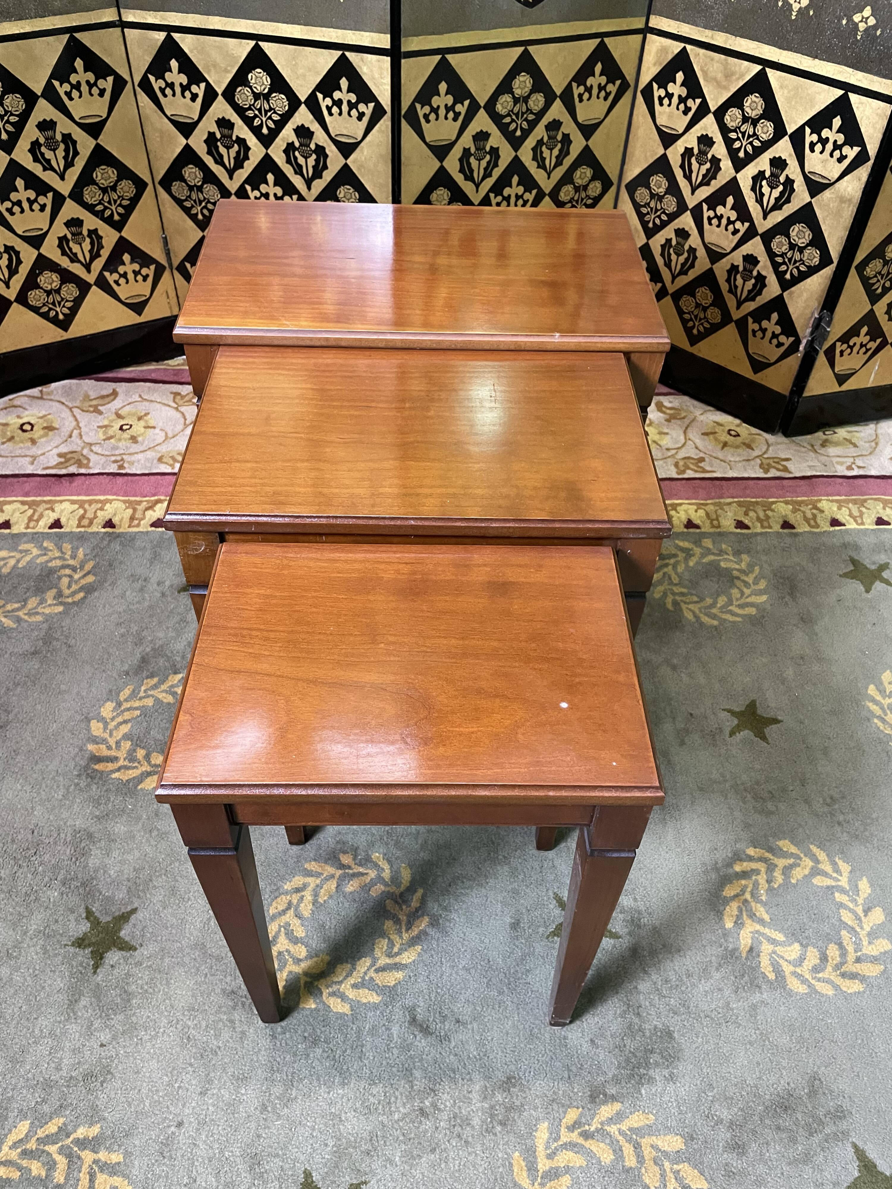 Louis XVI style trundle table