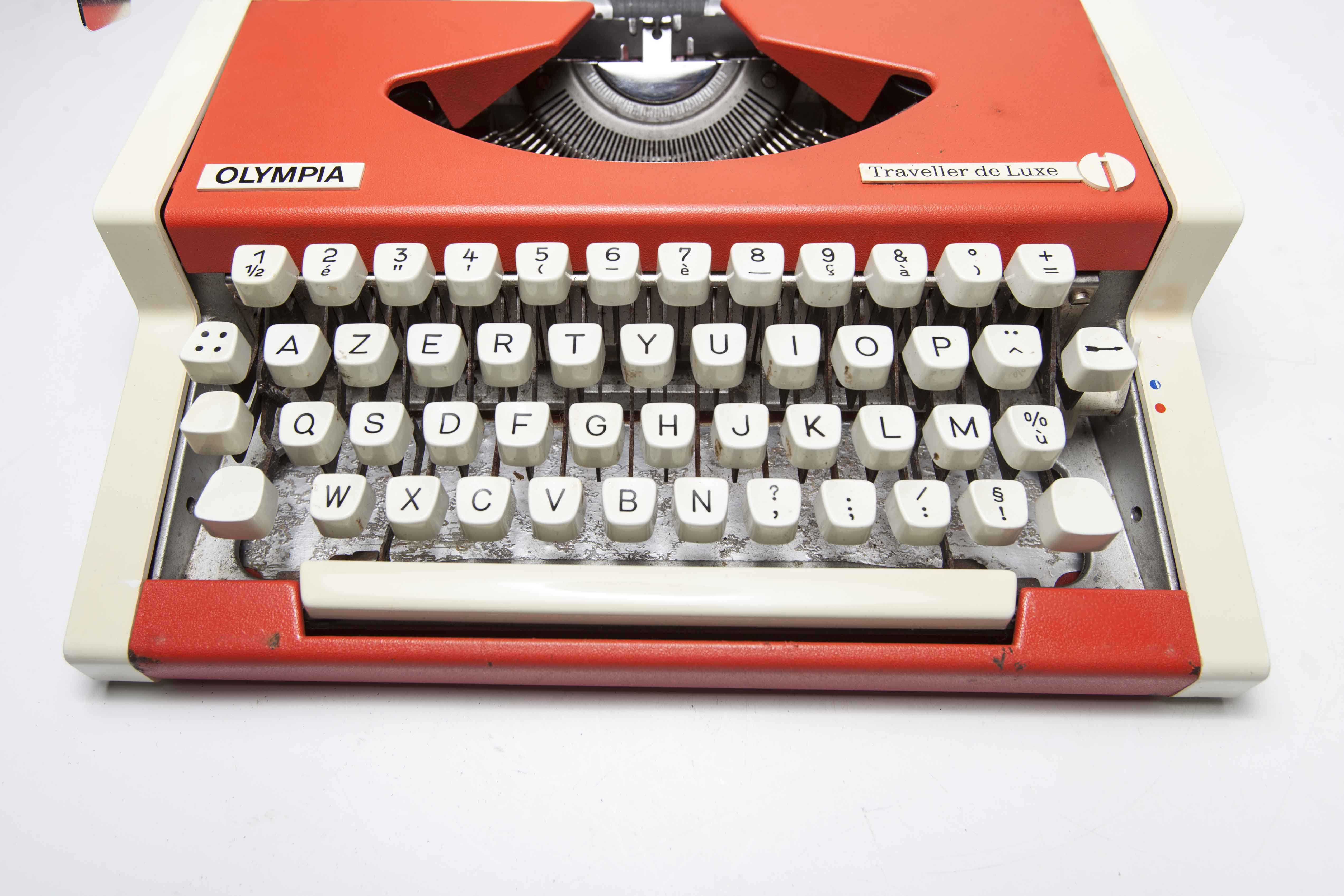 Machine à écrire Olympia Traveller de luxe 70 orange