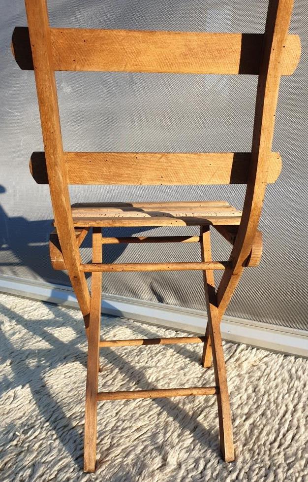 Foldable children's chair with beveled wooden slats