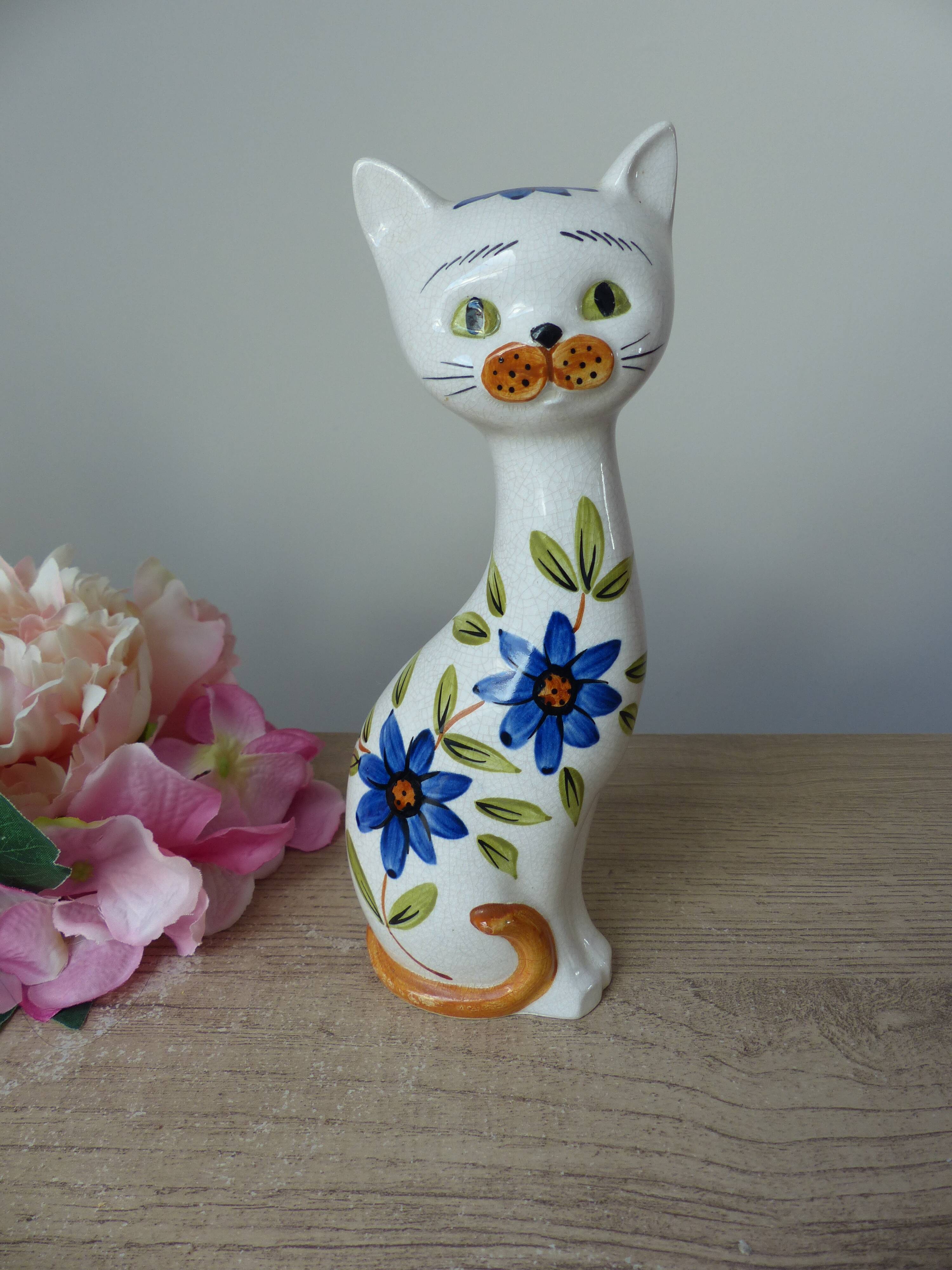 Statuette chat en céramique peint main décor fleurs bleues Japon