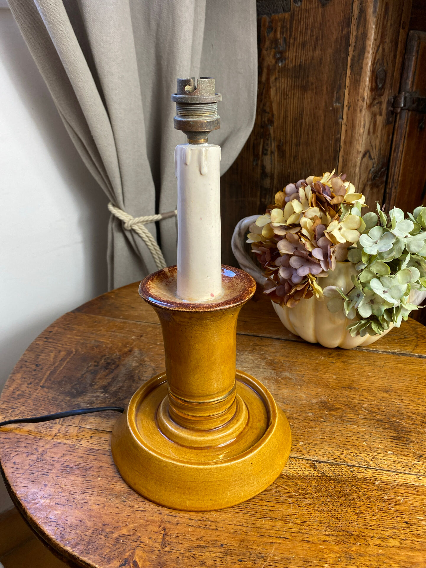 Candle holder-style lamp made entirely of ceramic.