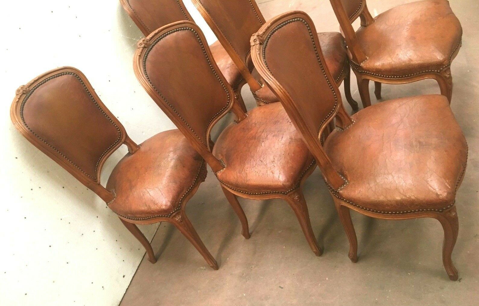 Suite de six chaises en noyer avec assises cuir, style Louis XV