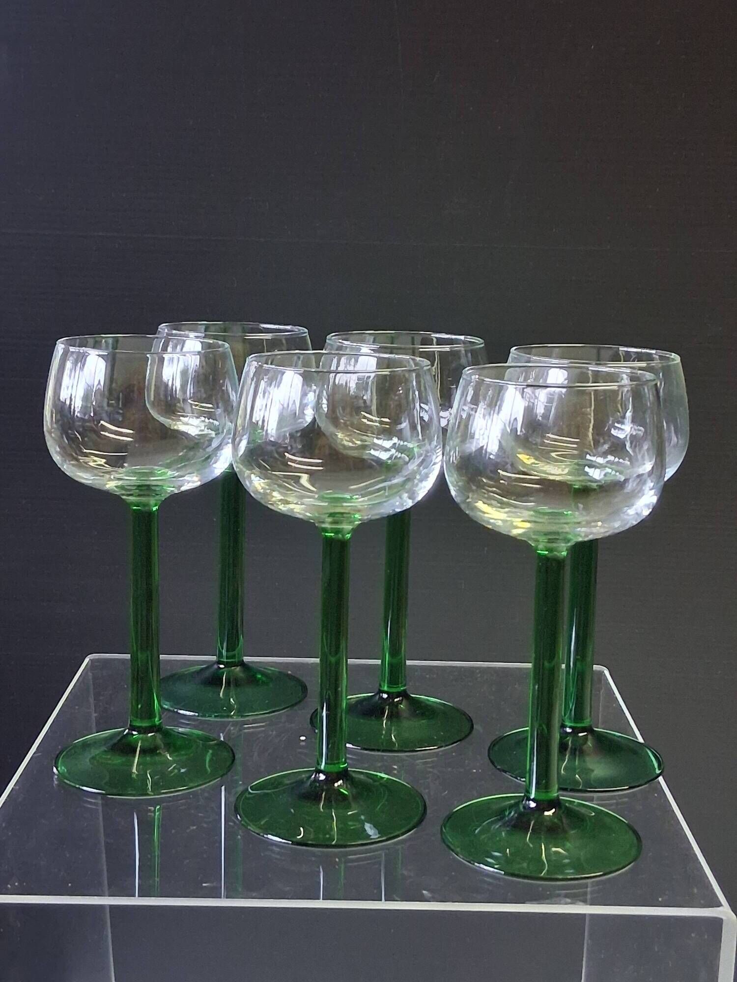 Set of 6 stemmed glasses from Arcoroc in very good condition.