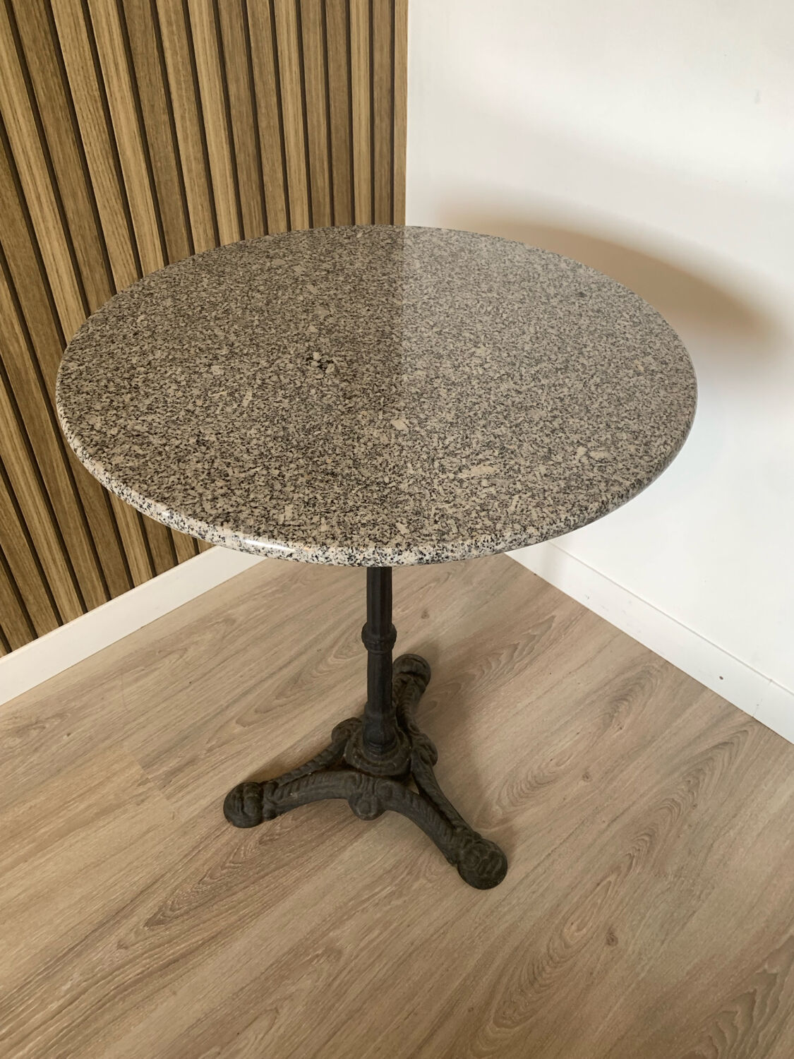 Bistro table in cast iron and granite