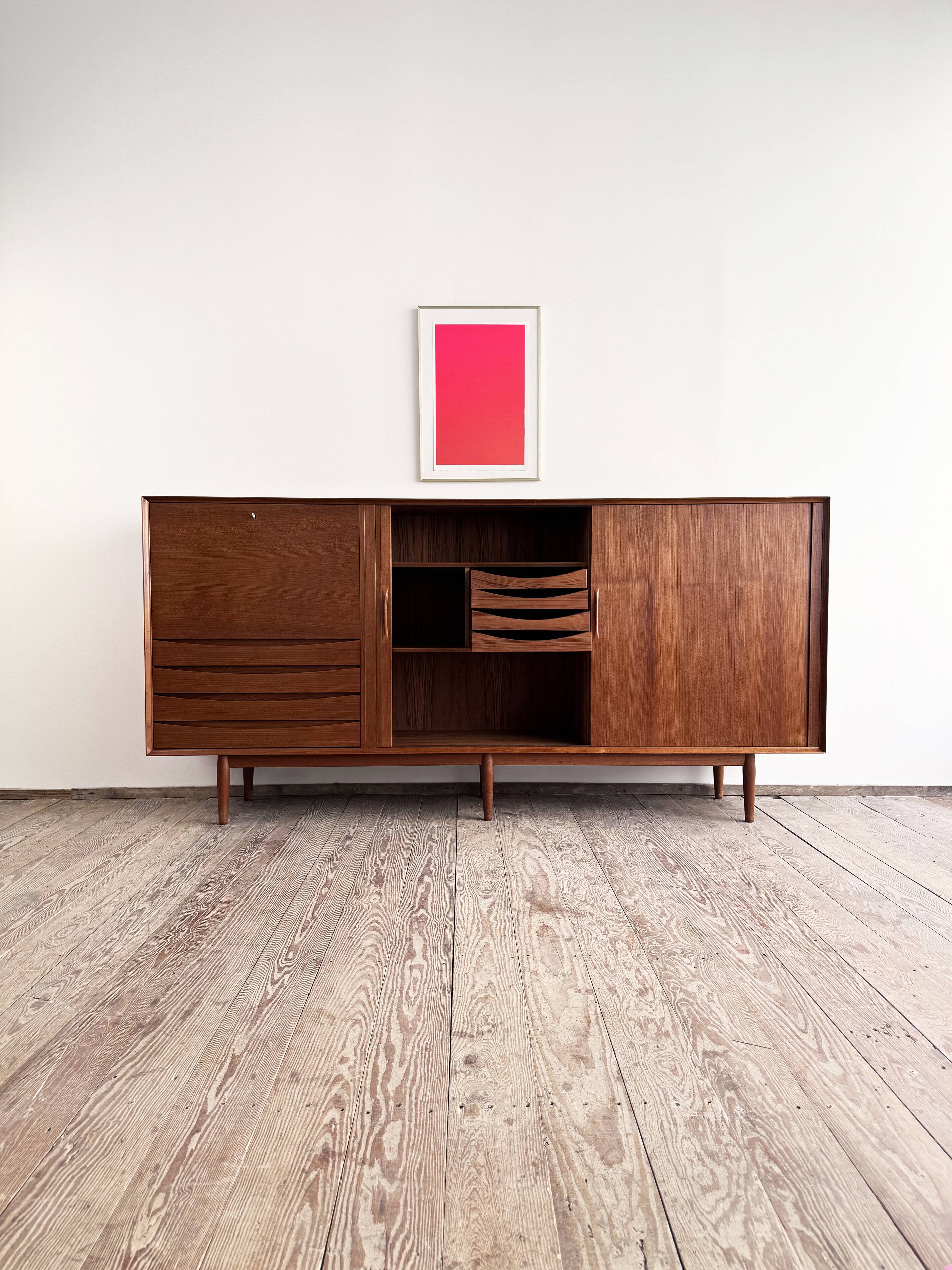 Grand Buffet Mid-Century Moderne en Teck avec Portes Tambour par Arne Vodder pour Sibast, Danemark