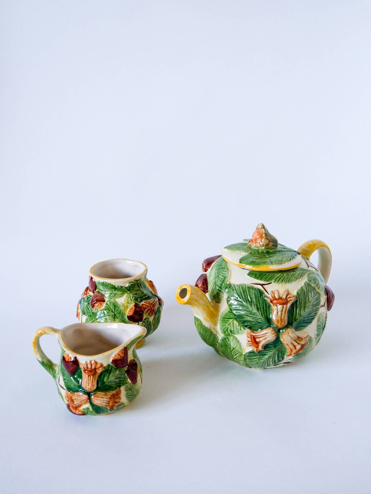 Tea service consisting of a teapot, a milk jug and a numbered hazelnut slip sugar bowl