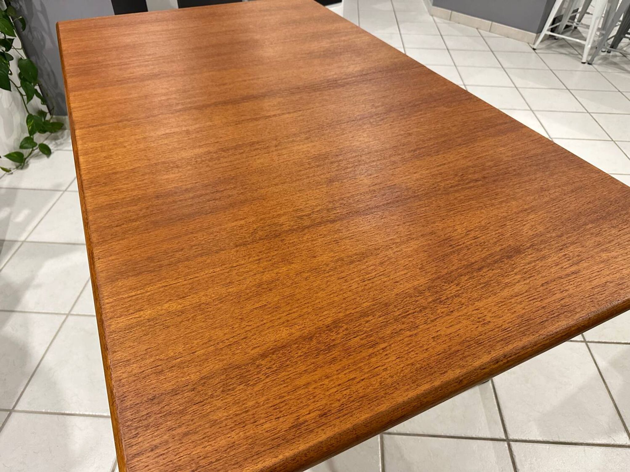 Large extendable Scandinavian table in vintage teak from the 1970s.