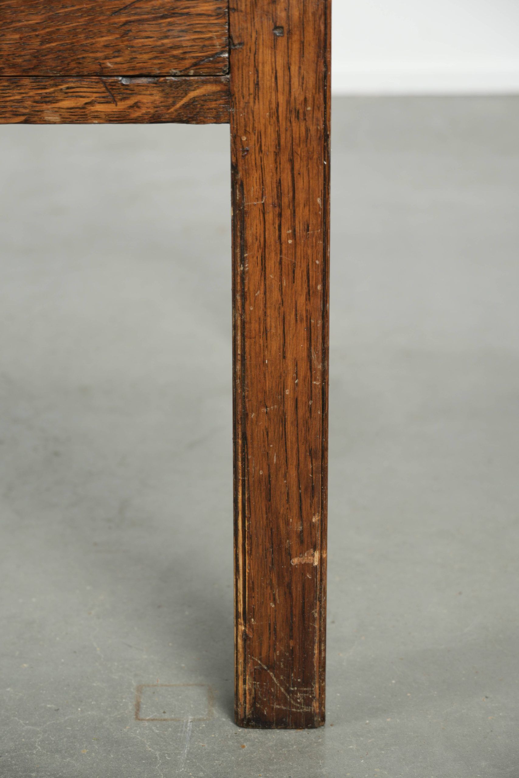 Antique English oak coffee table from the 20th century with two drawers