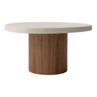 Manā dining table with walnut legs