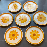 Seven vintage flower power plates