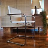 Cantilever armchair in smooth leather upholstery