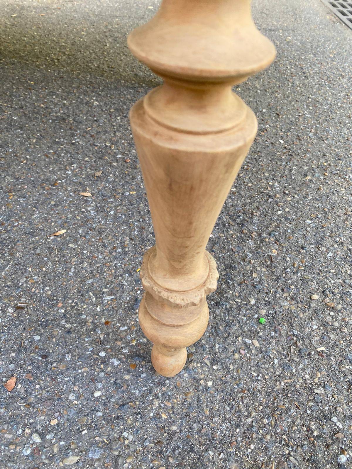 Table à manger ronde extensible à volets décapée en noyer brut 2 rallonges