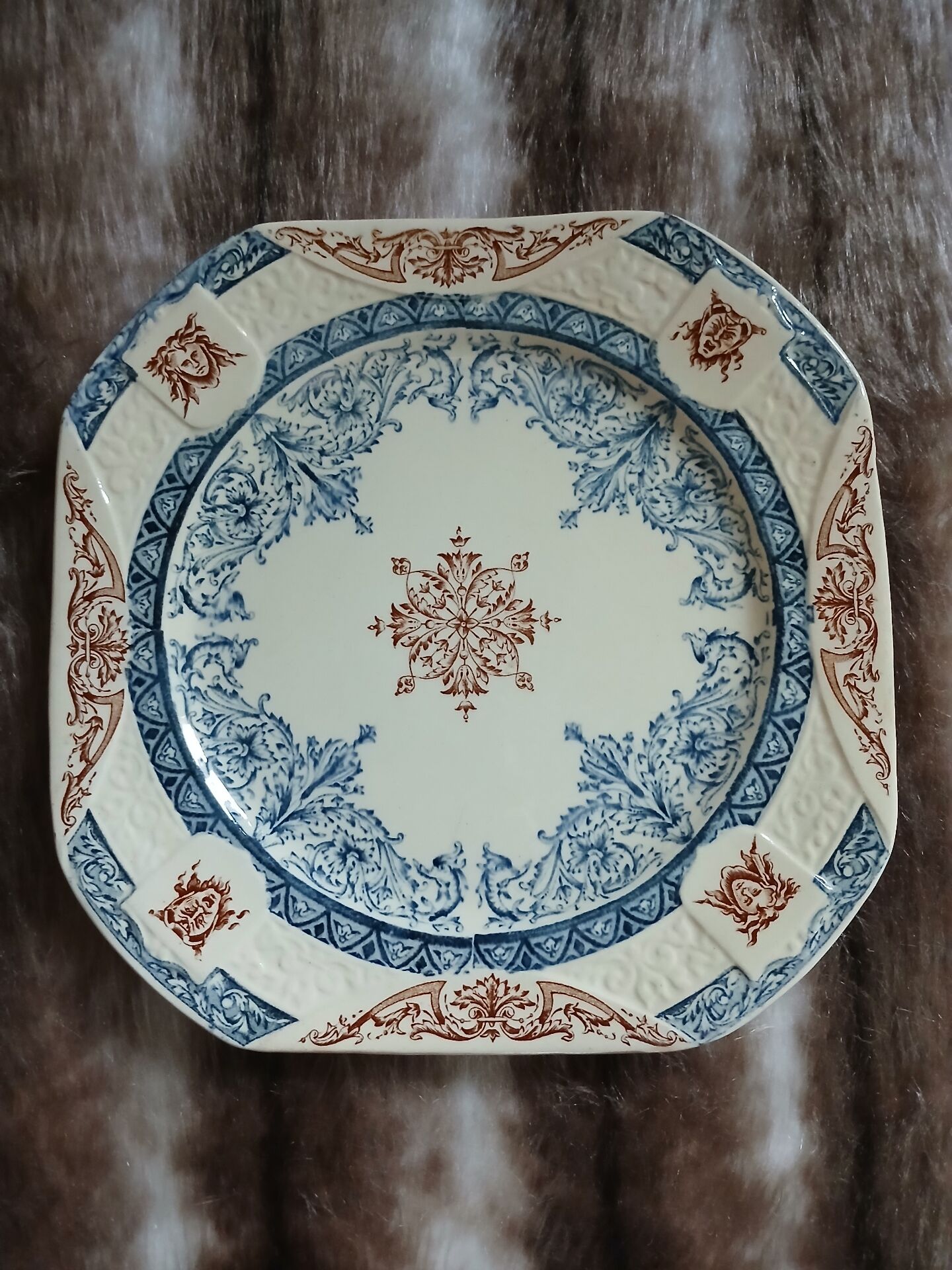 2 assiettes anciennes en Terre de fer Longchamp 