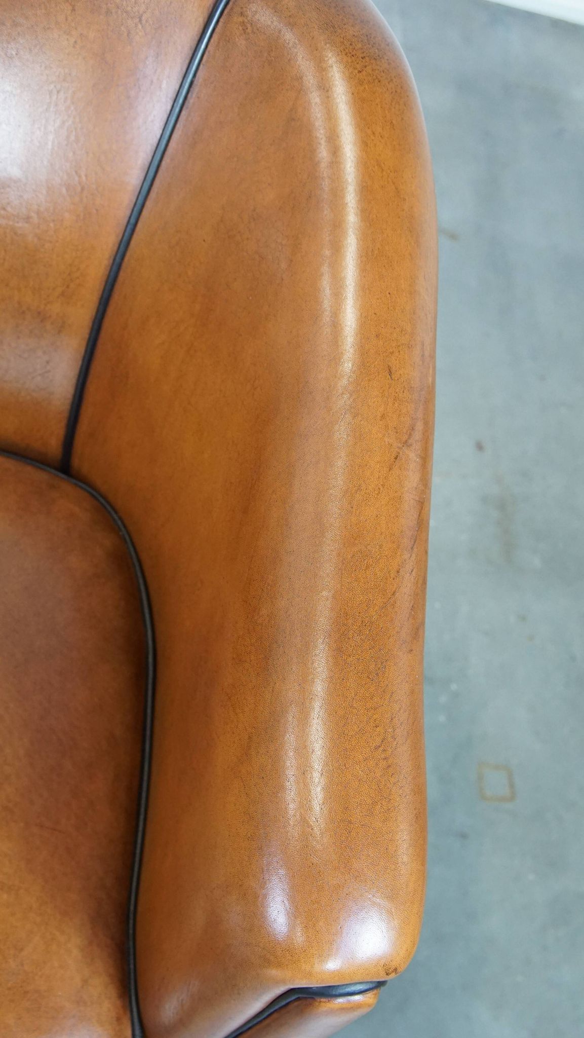 Set of 2 sheep leather club chairs finished with black piping